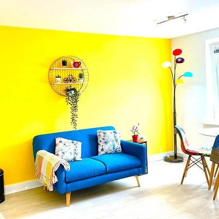Modern Townhouse, Sleeps 4 With Parking Lägenhet Wakefield Exteriör bild