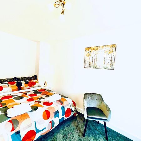 Modern Townhouse, Sleeps 4 With Parking Lägenhet Wakefield Exteriör bild