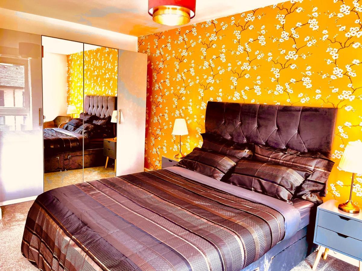 Modern Townhouse, Sleeps 4 With Parking Lägenhet Wakefield Exteriör bild