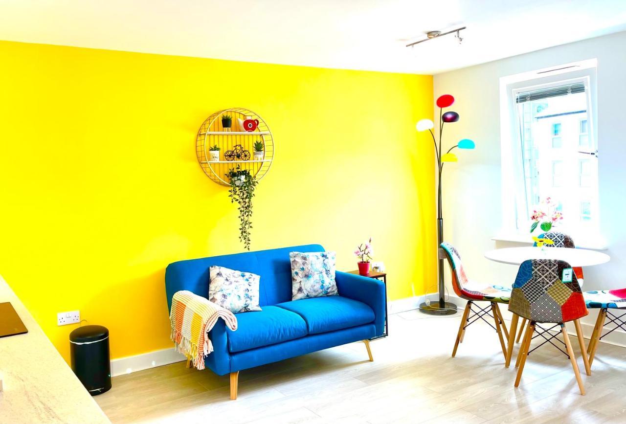 Modern Townhouse, Sleeps 4 With Parking Lägenhet Wakefield Exteriör bild