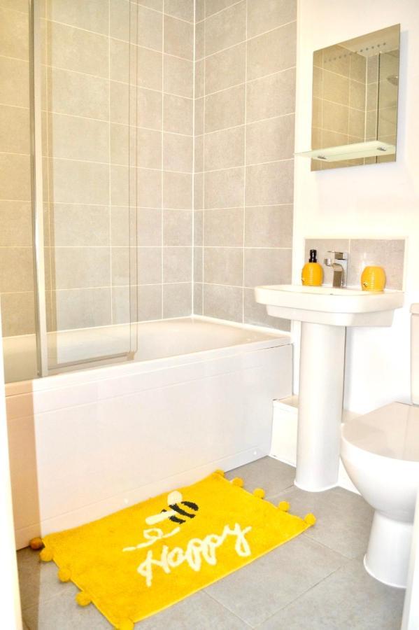 Modern Townhouse, Sleeps 4 With Parking Lägenhet Wakefield Exteriör bild