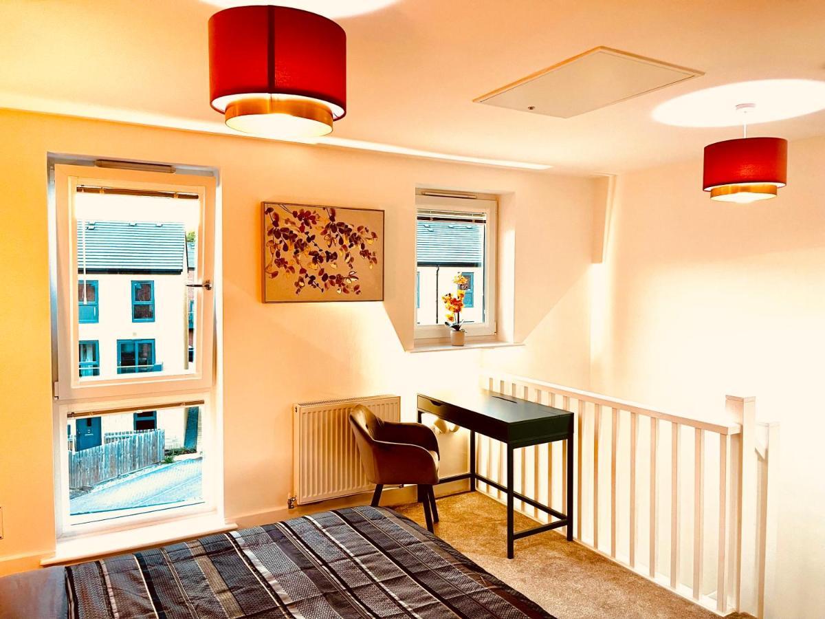 Modern Townhouse, Sleeps 4 With Parking Lägenhet Wakefield Exteriör bild