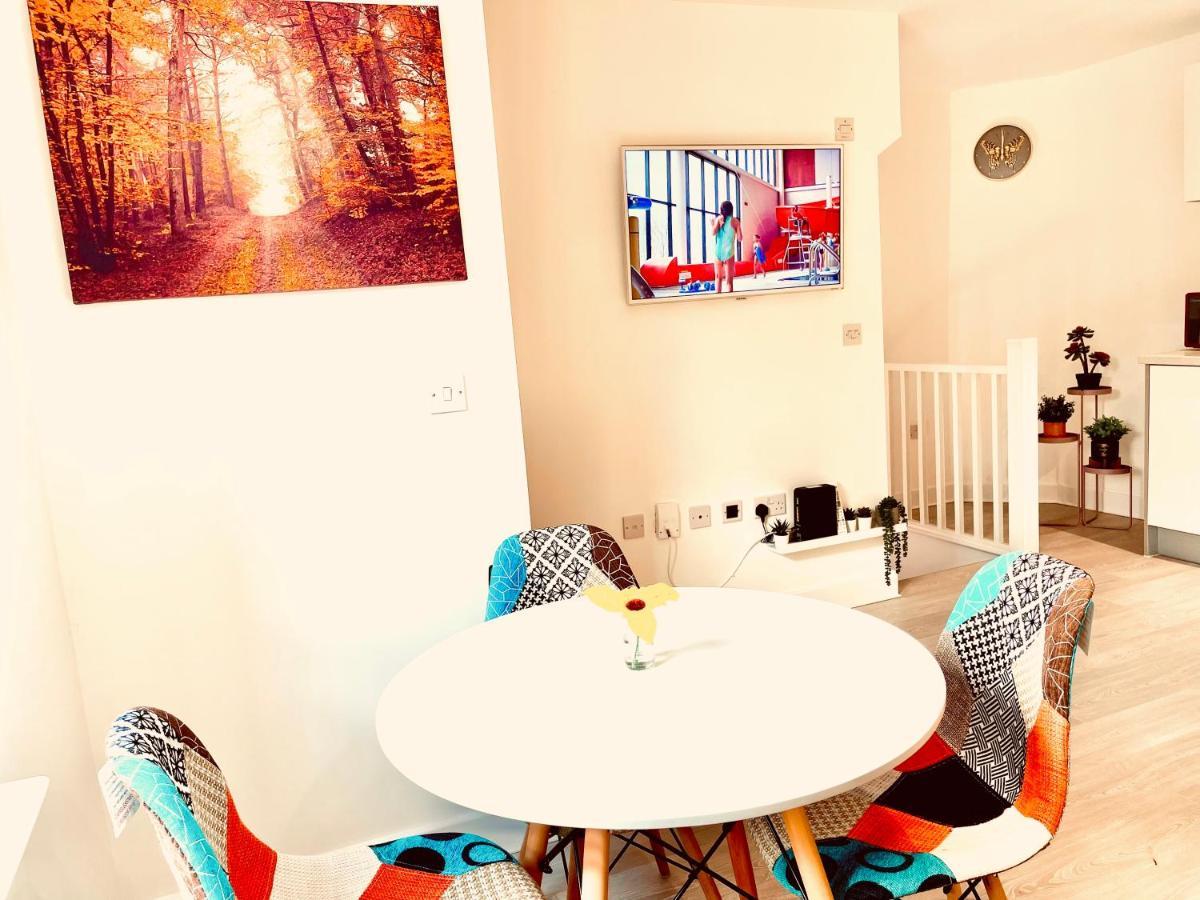 Modern Townhouse, Sleeps 4 With Parking Lägenhet Wakefield Exteriör bild