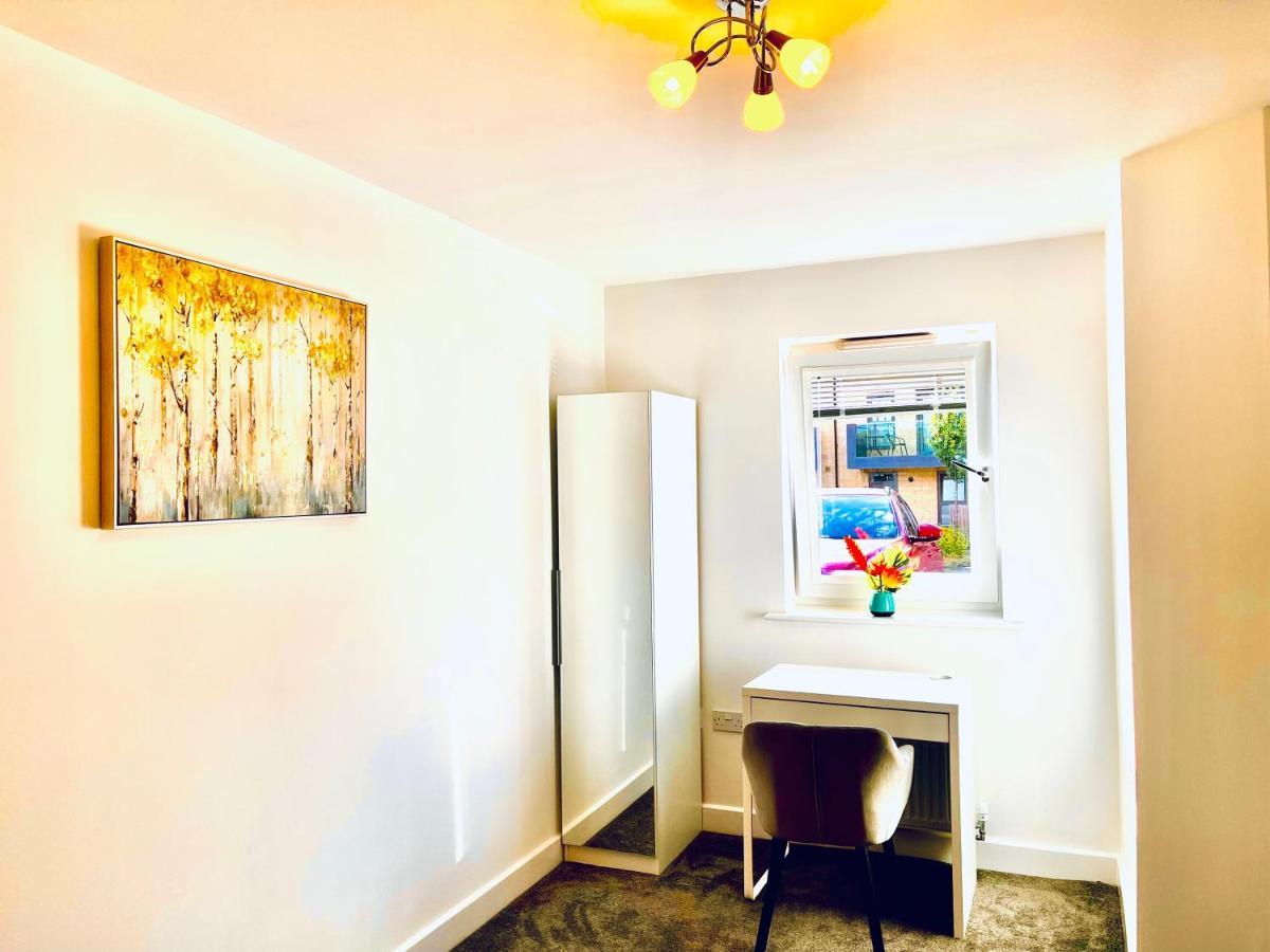 Modern Townhouse, Sleeps 4 With Parking Lägenhet Wakefield Exteriör bild