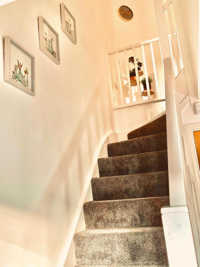 Modern Townhouse, Sleeps 4 With Parking Lägenhet Wakefield Exteriör bild