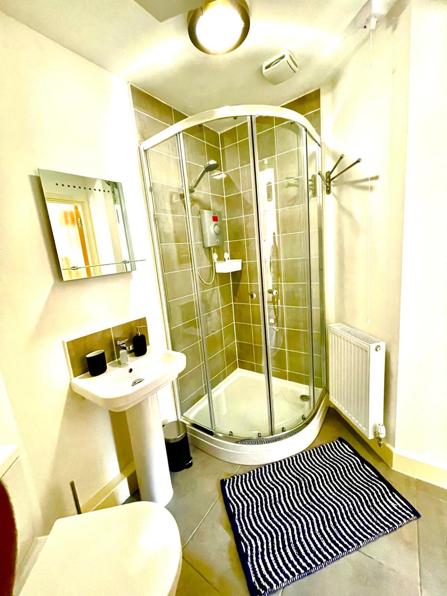 Modern Townhouse, Sleeps 4 With Parking Lägenhet Wakefield Exteriör bild