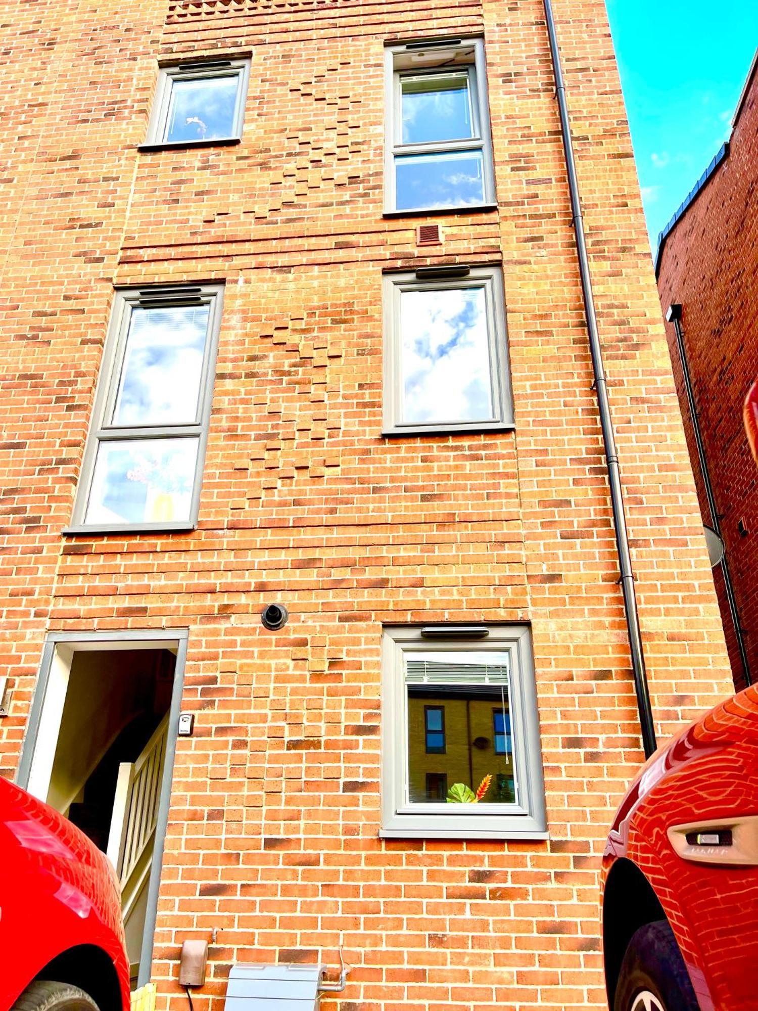 Modern Townhouse, Sleeps 4 With Parking Lägenhet Wakefield Exteriör bild